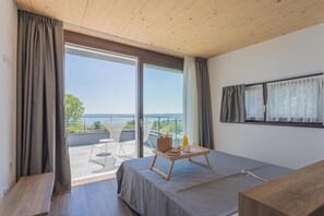 1 bedroom - Room in B&B - Insula Felix - Deluxe Double Room With Balcony and Sea View (Moniga del Garda)
