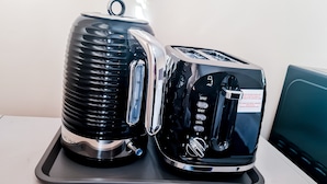 A black and chrome toaster and kettle on a tray. - Room-cosy Double Private Bedroom 2-3 (Dudley)