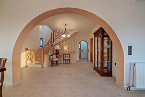 Villa, 6 Bedrooms, Balcony | Interior