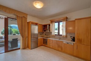 Villa, 6 Bedrooms, Balcony | Interior