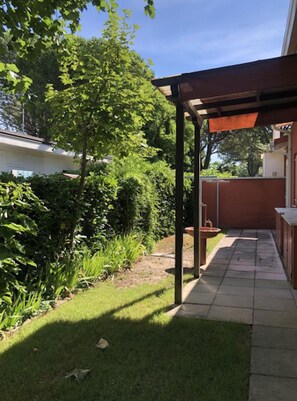 Villa, 2 soverom, terrasse, hageutsikt | Terrasse/patio