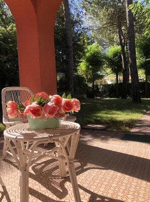 Villa, 2 soverom, terrasse, hageutsikt | Terrasse/patio