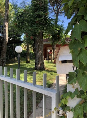 Villa, 2 soverom, terrasse, hageutsikt | Overnattingsstedets uteområder