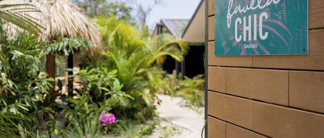 Een houten bord met de tekst 'fauela CHIC TAMARINDO'.