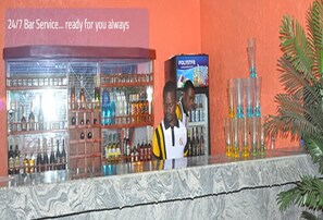 Habitación, 1 habitación, con acceso para personas discapacitadas, para fumadores | Bar (en la propiedad)