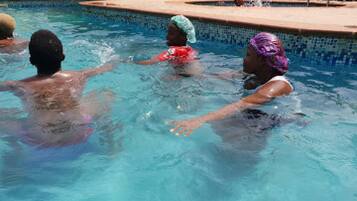 Kolam renang indoor
