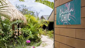 A wooden sign with 'fauela CHIC TAMARINDO' text.