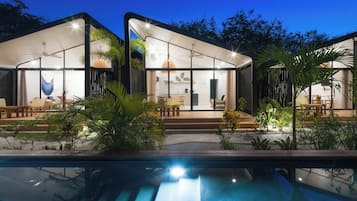 Bangalô, 2 quartos, terraço, vista para o jardim | Piscina | Piscina externa