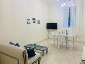 Departamento, 1 habitación, para fumadores, patio | Área de sala de estar | Televisión 