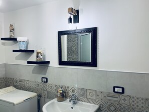 apartman, 1 hálószobával, dohányzó, teraszos udvar | Fürdőszoba | Bidé és törölközők