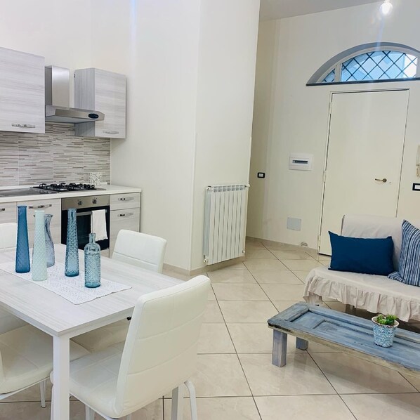 apartman, 1 hálószobával, dohányzó, teraszos udvar | Nappalirész | Tévé