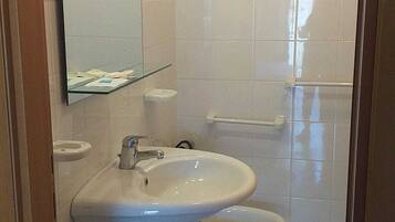 Zimmer, 1 Schlafzimmer, barrierefrei, Raucher | Badezimmer