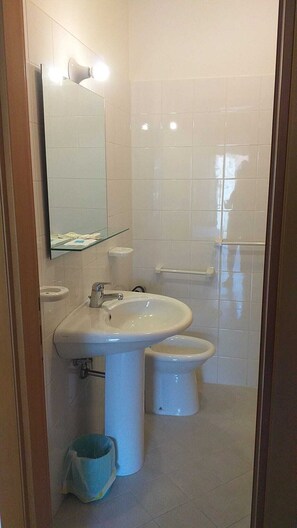 Chambre, 1 chambre, accessible aux personnes à mobilité réduite, fumeur | Salle de bain | Ensemble baignoire-douche, serviettes fournies