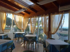 Habitación, 1 habitación, con acceso para personas discapacitadas, para fumadores | Restaurantes