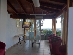 Unclassified image, 3 of 14, button - Room-quadruple Room 5 Minutes From the s (Pineto)