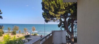 Room in B&B - Spacious Double Room Beside the sea