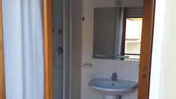 Quarto, 1 quarto, acessível, para fumantes | Banheiro | Chuveiro/banheira combinados, toalhas de banho