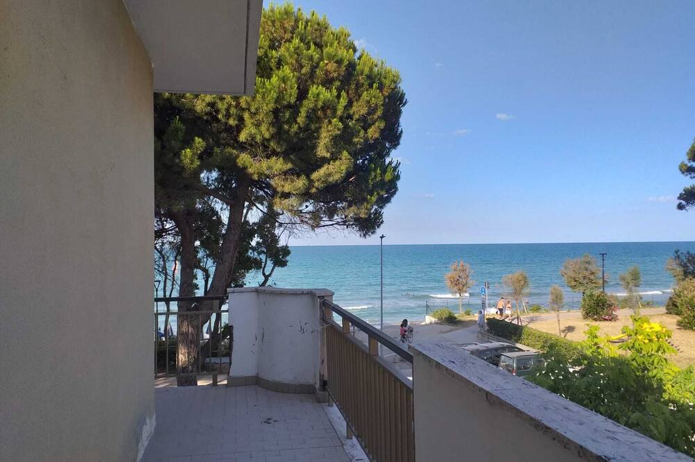 Room-spacious Triple Room a Stones Throw