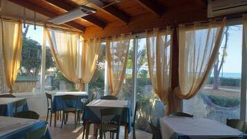 Room, 1 Bedroom, Accessible, Smoking | Living area