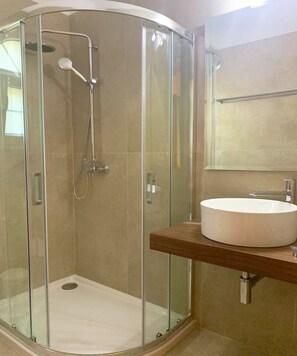 Appartamento, 1 camera da letto, fumatori, balcone | Bagno | Set di cortesia gratuito, asciugamani