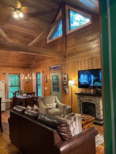 Rock Ridge Cabin Hochatown, Hot Tub,Fire Pit, Lrg yard, 3 miles from the casino