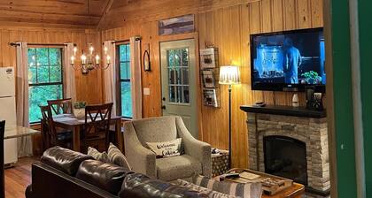 Rock Ridge Cabin Hochatown, Hot Tub,Fire Pit, Lrg yard, 3 miles from the casino