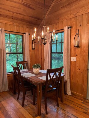 Dining - Rock Ridge Cabin Hochatown, Hot Tub,Fire Pit, Lrg yard, 3 miles from the casino (Broken Bow)