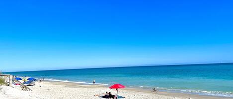 Una playa cerca, sillas reclinables de playa, toallas de playa