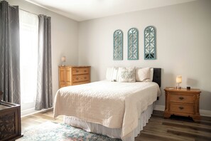 3 bedrooms, iron/ironing board, free WiFi, bed sheets - 3BR/2BA in the heart of Downtown Ocean Springs! Ms Annie's Coastal Hideaway (Ocean Springs)