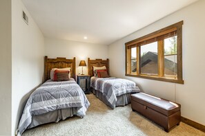 2 habitaciones, escritorio, tabla de planchar con plancha y wifi gratis 