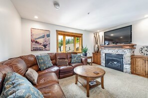 Smart TV, caminetto, libri, studio