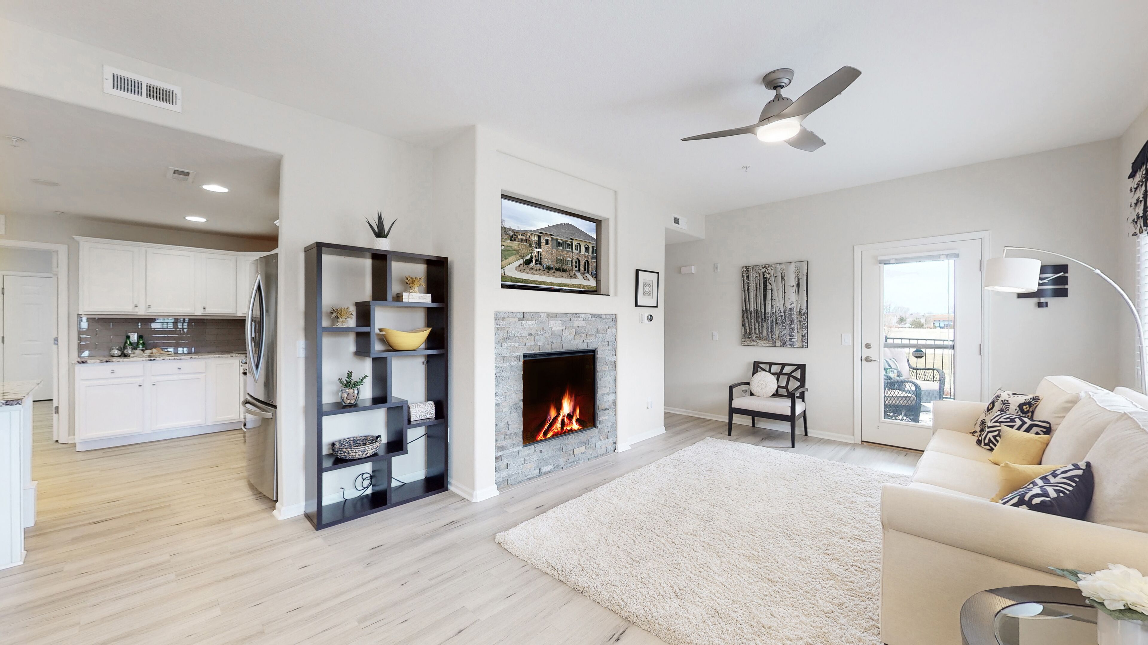 TV connectée, cheminée, espaces bureaux