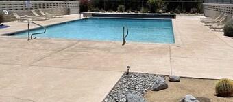 With EV charger -Mid Century Modern Close to Hiking, Golf,&Stargaze on the patio