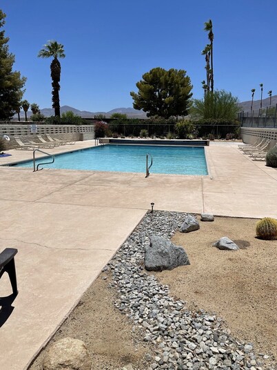 With EV charger -Mid Century Modern Close to Hiking, Golf,&Stargaze on the patio