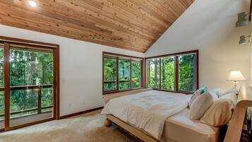 5 chambres, bureau, fer et planche Ă  repasser, lit parapluie