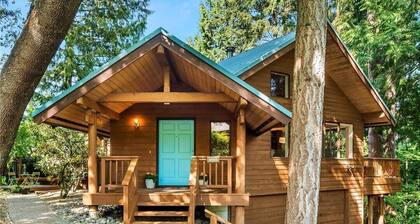 Spacious Cabin with hot tub, sauna, AC, loft, king bed, free parking