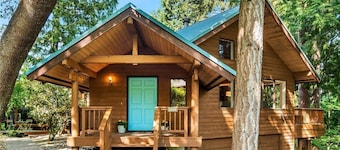 Spacious Cabin with hot tub, sauna, AC, loft, king bed, free parking
