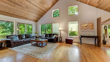 Smart-TV, peis og bøker