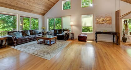 Spacious Cabin with Hot Tub, Sauna, AC, Loft, King bed, free parking