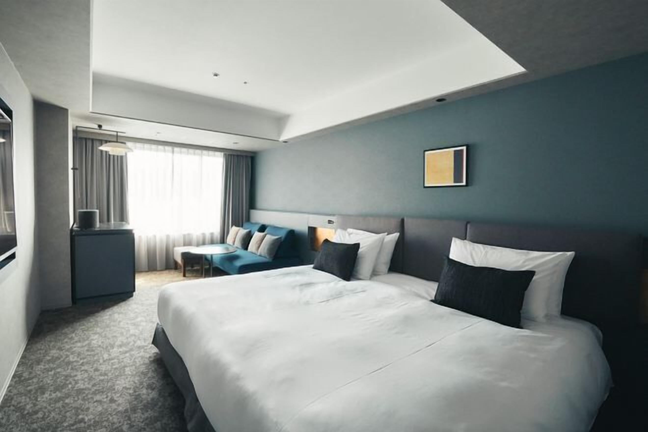Down duvets, in-room safe, blackout curtains, soundproofing