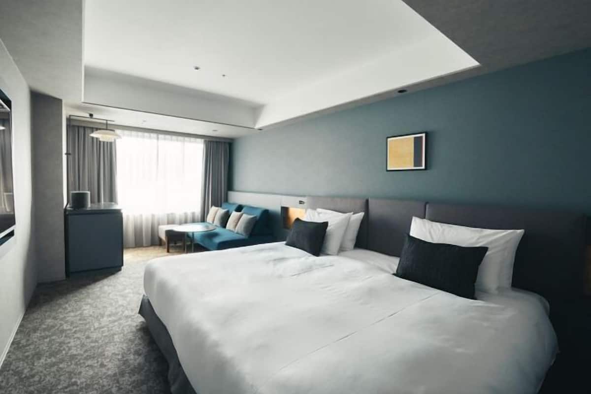 Down duvets, in-room safe, blackout curtains, soundproofing