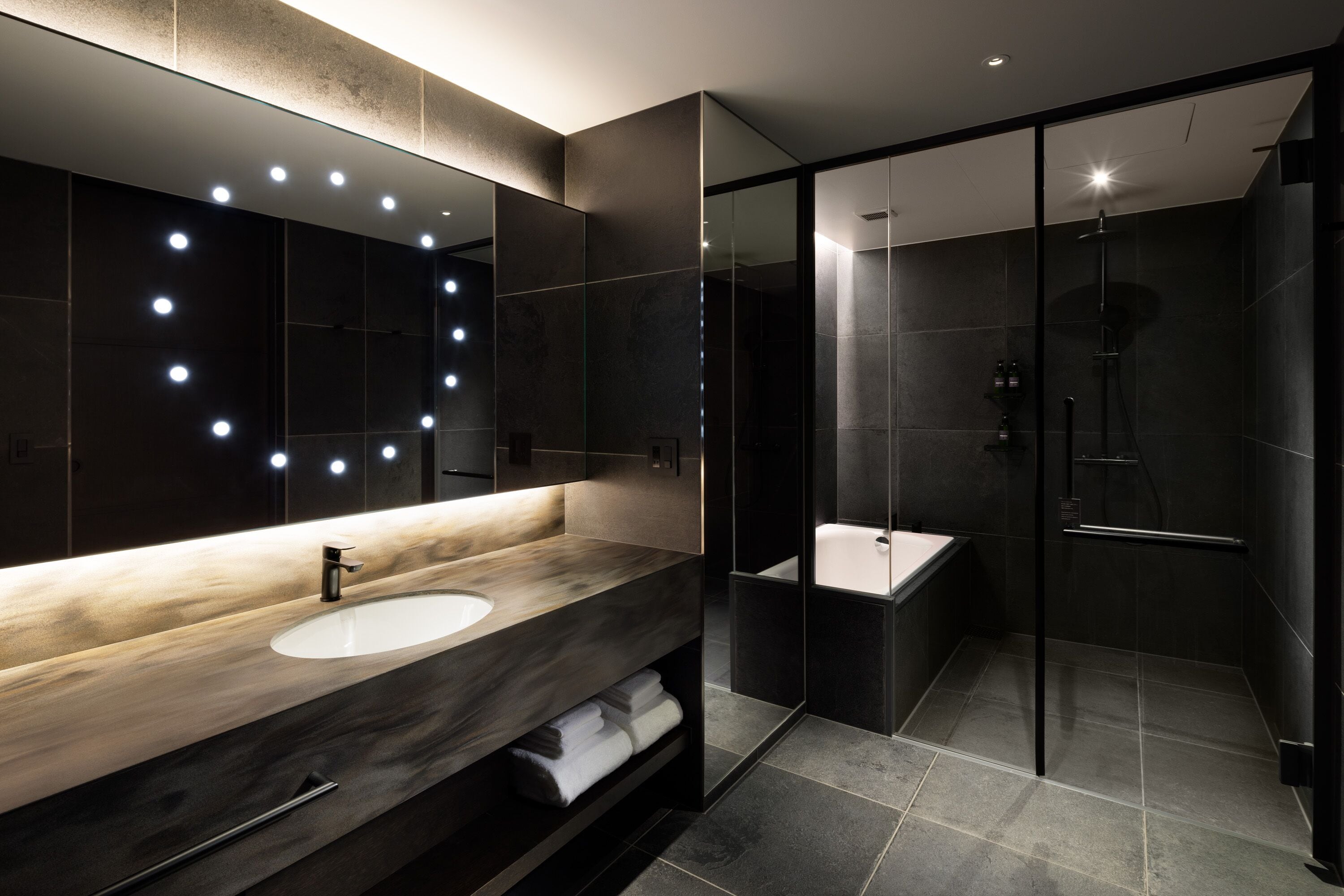 junior suite, non smoking | bathroom | free toiletries, hair dryer, slippers, bidet