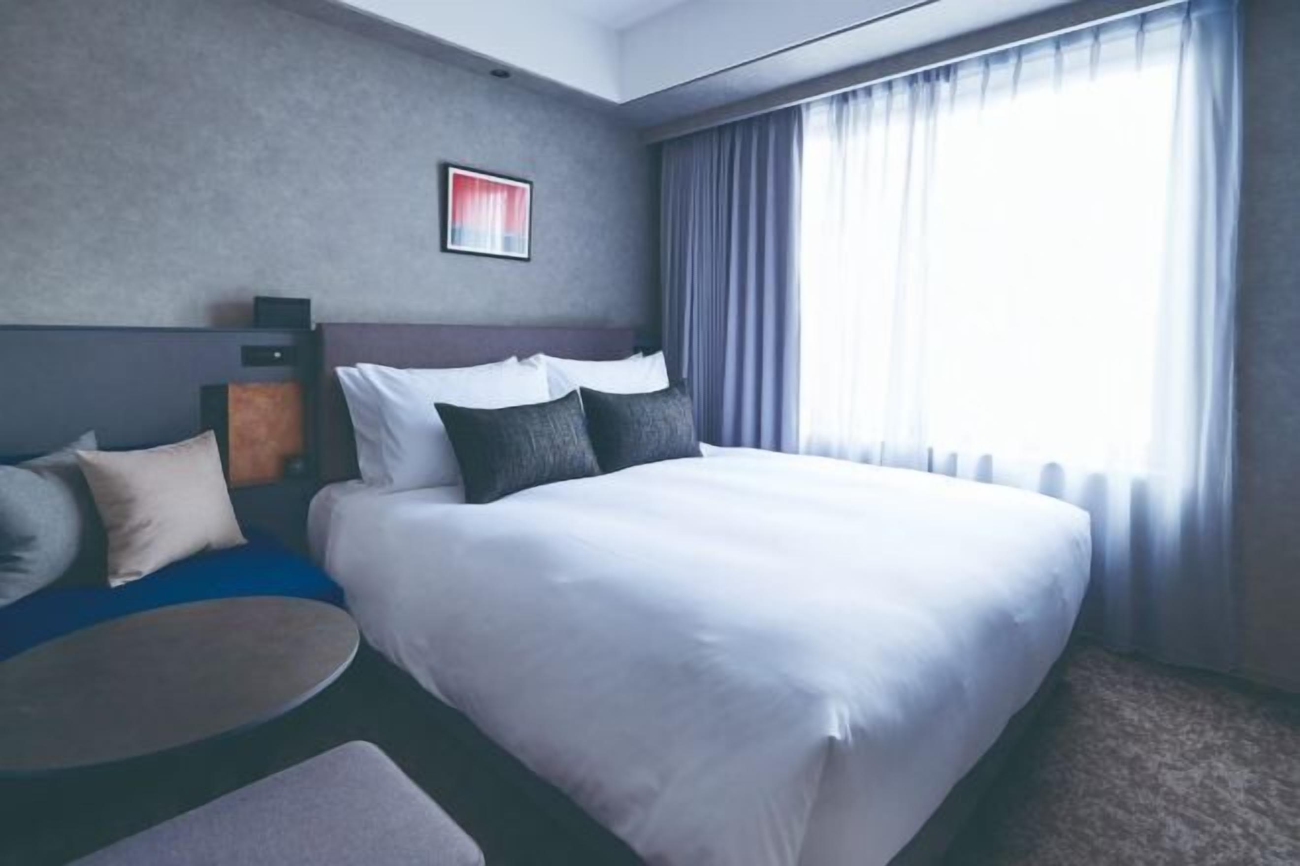 Down duvets, in-room safe, blackout curtains, soundproofing