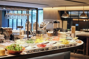 Daily cooked-to-order breakfast for a fee