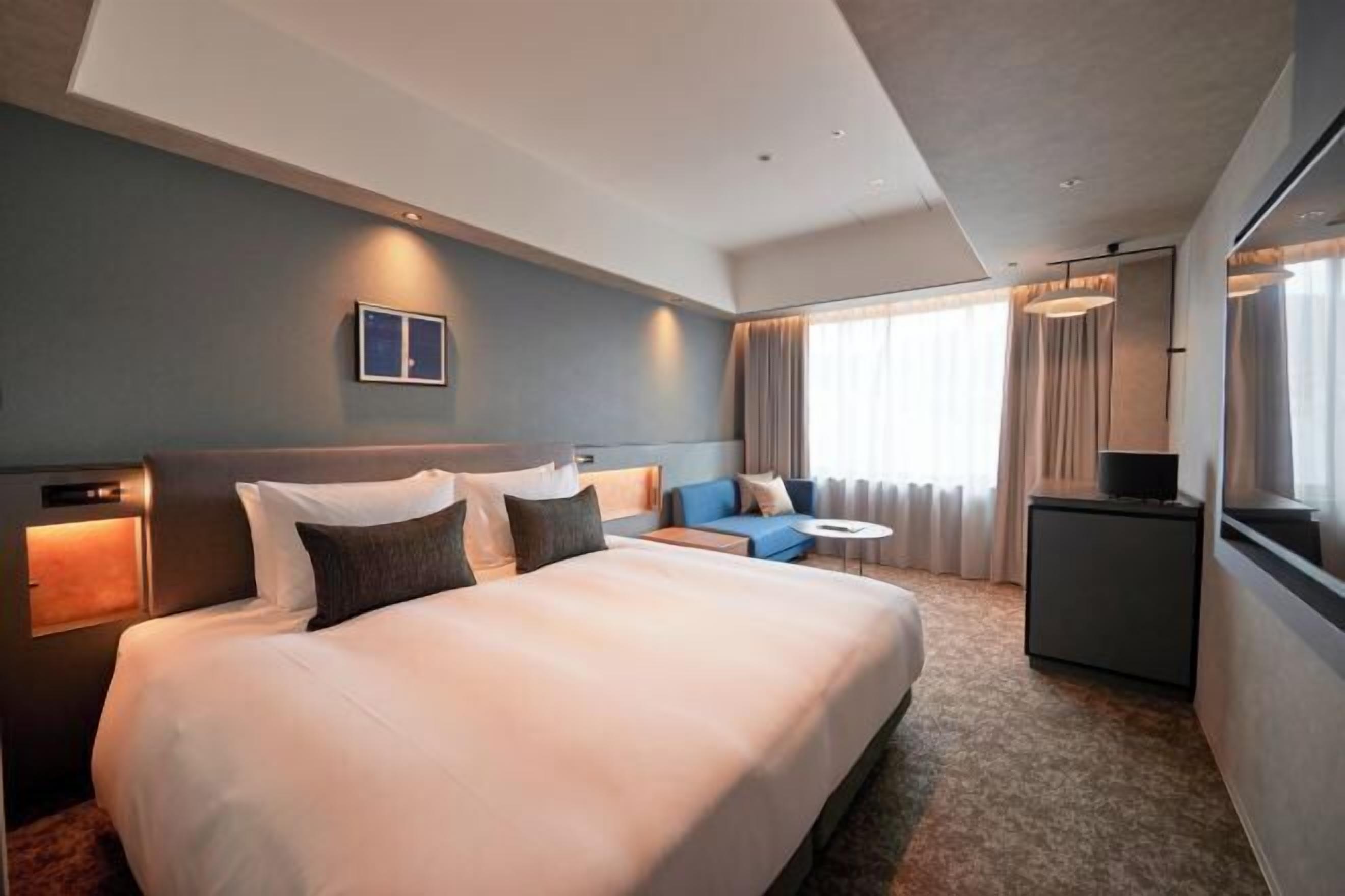 Down duvets, in-room safe, blackout curtains, soundproofing