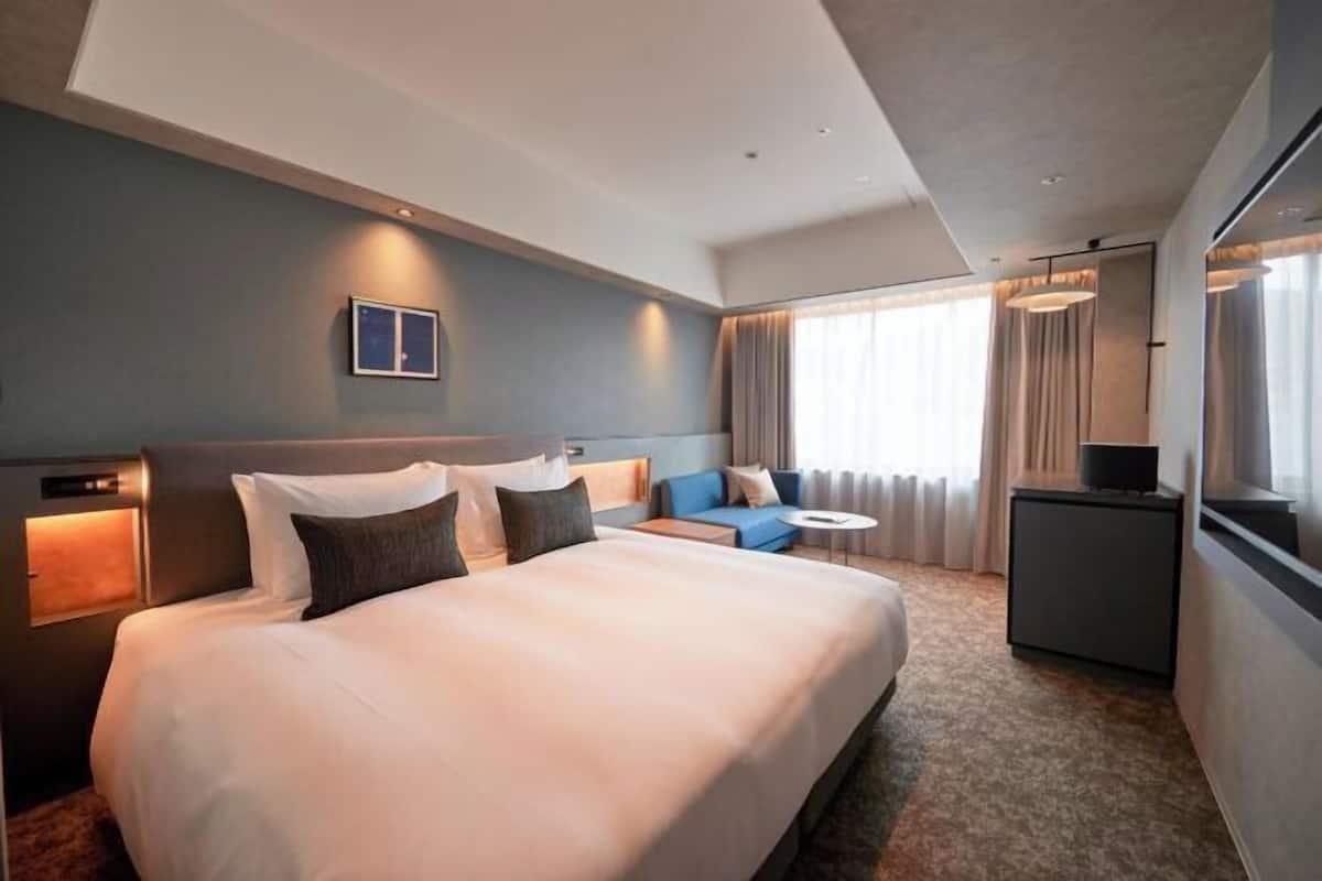 Down duvets, in-room safe, blackout curtains, soundproofing