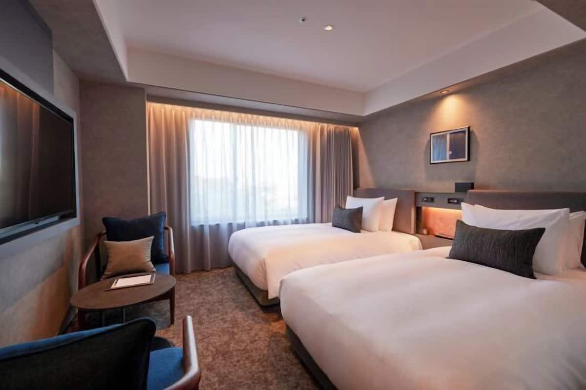 Down duvets, in-room safe, blackout curtains, soundproofing
