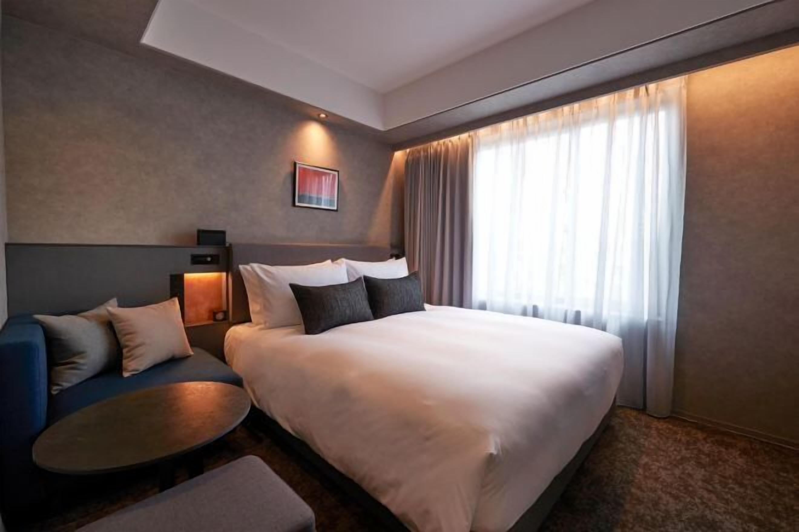 Down duvets, in-room safe, blackout curtains, soundproofing