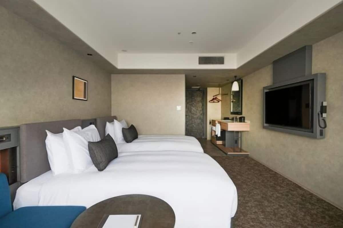 Down duvets, in-room safe, blackout curtains, soundproofing