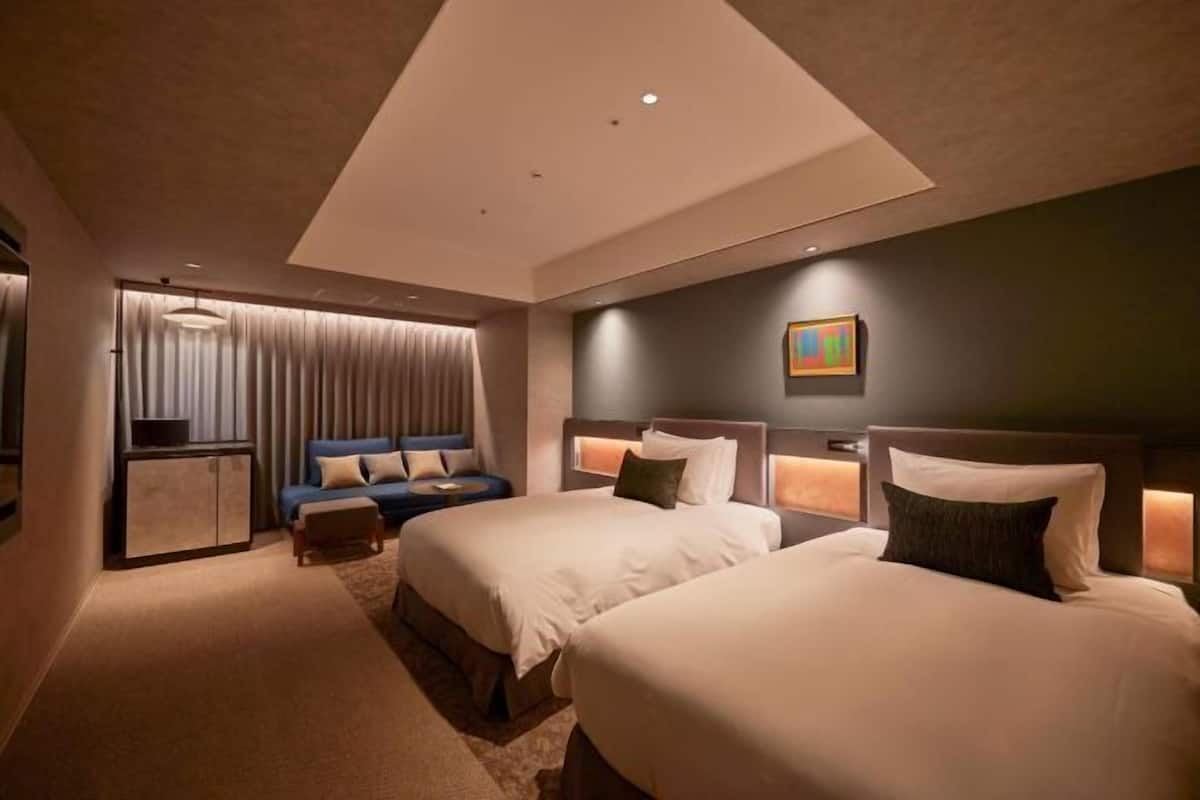 Down duvets, in-room safe, blackout curtains, soundproofing
